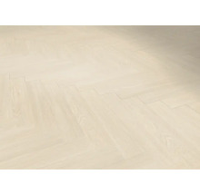 Helle Holzparkettfläche im Fischgrätmuster