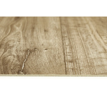 Nahaufnahme eines Laminatbodens mit Holzoptik.