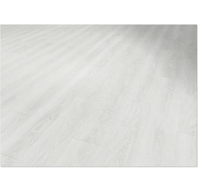 Heller Laminatboden mit Holzoptik verlegt