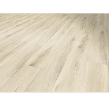 Verlegter heller Laminatboden mit Holzoptik.