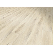 Verlegter heller Laminatboden mit Holzoptik.