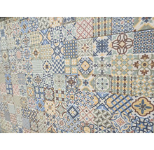 Wandfliesen mit verschiedenen Mustern