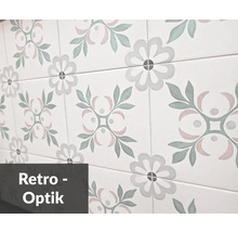 Fliesen mit floralem Muster im Retro Stil