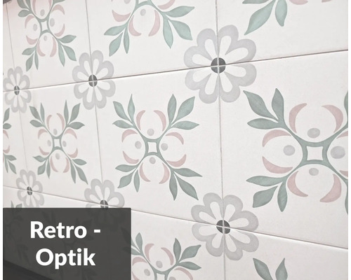 Fliesen mit floralem Muster im Retro Stil