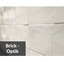 Wandfliesen in Backsteinoptik, verlegt an einer Wand