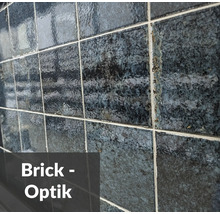 Wandfliesen in Steinoptik, verlegt im Badezimmer