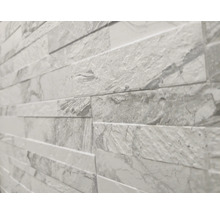 Wandverkleidung mit Steinoptik.