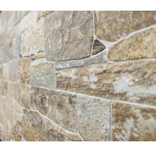 Nahaufnahme einer Wand mit Steinverblendung für den Innenbereich