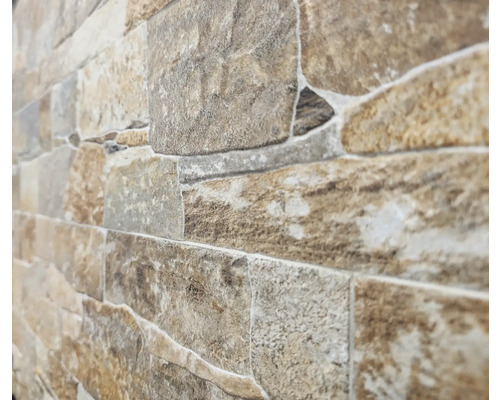 Nahaufnahme einer Wand mit Steinverblendung für den Innenbereich