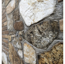 Nahaufnahme einer Wandverkleidung mit Steinmuster