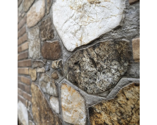 Nahaufnahme einer Wandverkleidung mit Steinmuster