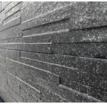 Dekorplatte aus Stein mit horizontalen Linien