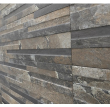 Nahaufnahme einer Wandverkleidung mit Steinoptik und horizontalen Schichten