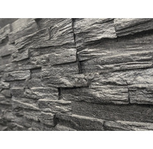 Nahaufnahme einer Wandverkleidung in Steinoptik.