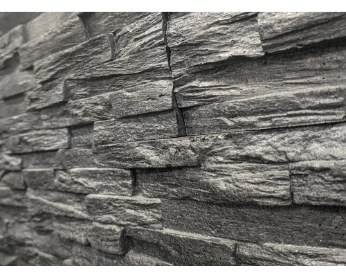 Nahaufnahme einer Wandverkleidung in Steinoptik.