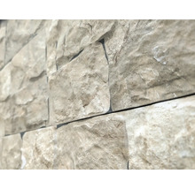 Nahaufnahme von keramischen Wandfliesen in Steinoptik