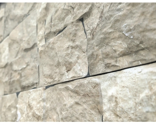 Nahaufnahme von keramischen Wandfliesen in Steinoptik