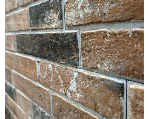 Nahaufnahme einer Wand mit Ziegelsteinen.