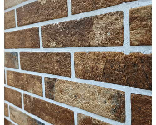Produktbild 3 (groß) Nahaufnahme einer Wand mit braunen Ziegeln und weißen Fugen