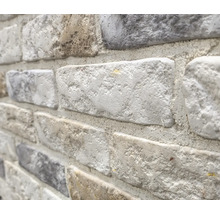 Nahaufnahme einer Wandverkleidung in Steinoptik