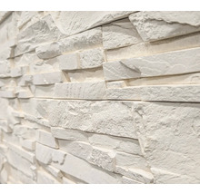 Nahaufnahme einer Wandverkleidung mit Steinoptik.