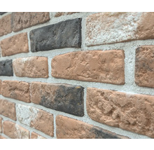 Nahaufnahme einer Wandverkleidung mit Backsteinoptik