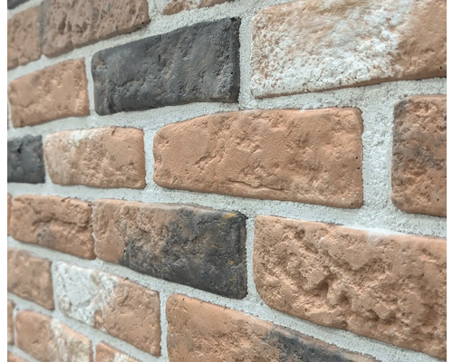 Nahaufnahme einer Wandverkleidung mit Backsteinoptik