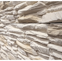 Nahaufnahme einer Wandverkleidung mit Steinoptik.