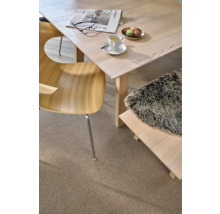 Helles Interieur mit Holztisch, Stuhl, Bank und Teppich