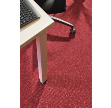 Büroszene mit rotem Teppichboden, Schreibtisch und Bürostuhl