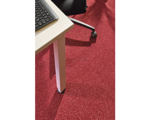 Büroszene mit rotem Teppichboden, Schreibtisch und Bürostuhl