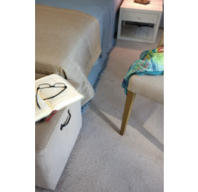 Detailaufnahme eines Schlafzimmers mit Bett, Teppich und Möbeln