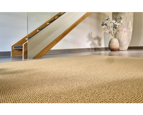 Teppich im Wohnbereich vor Treppe und Dekoration