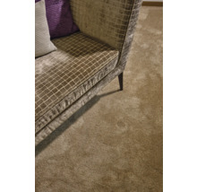 Detailansicht eines Teppichs neben einem Sofa mit kariertem Muster