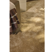 Detailaufnahme eines beigen Teppichs