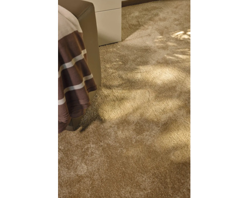 Detailaufnahme eines beigen Teppichs