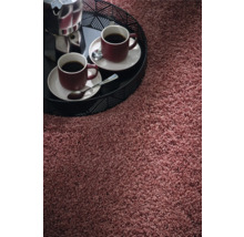 Detailansicht eines Teppichs mit Kaffeegedeck auf einem Tablett