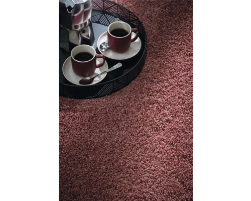 Detailansicht eines Teppichs mit Kaffeegedeck auf einem Tablett