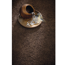 Detailansicht eines braunen Teppichs mit Dekoration