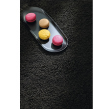 Tablett mit Macarons auf dunklem Teppich