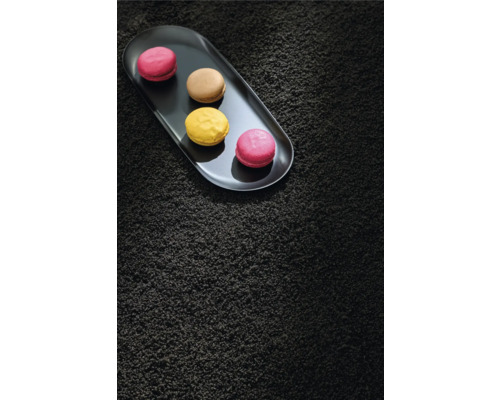 Tablett mit Macarons auf dunklem Teppich