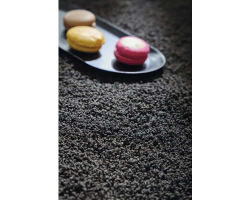 Detailansicht eines schwarzen Teppichs mit Makronen auf einem Serviertablett