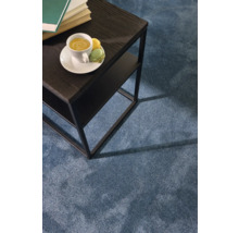 Nahaufnahme eines kleinen Tisches mit Getränk und Süßigkeiten auf einem Teppich