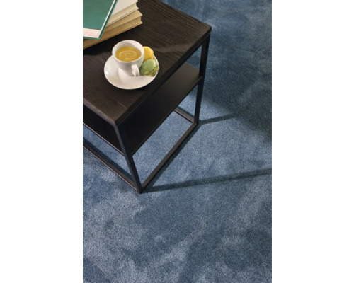 Nahaufnahme eines kleinen Tisches mit Getränk und Süßigkeiten auf einem Teppich