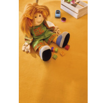 Szene mit Stoffpuppe, Spielzeugauto, Holzbausteinen und Holzkiste auf Teppich