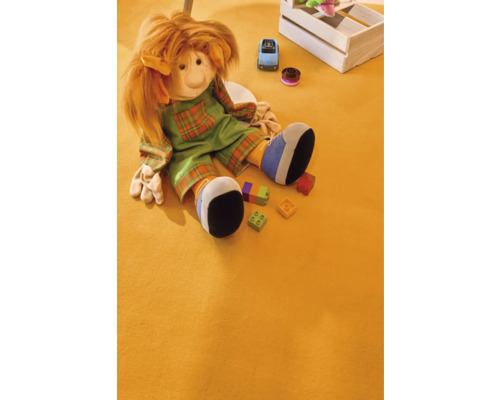 Szene mit Stoffpuppe, Spielzeugauto, Holzbausteinen und Holzkiste auf Teppich