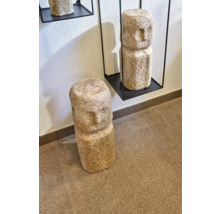 Dekorative Steinskulpturen mit Gesichtern, eine auf einem Regal