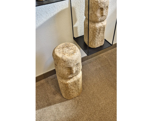 Dekorative Steinskulptur in Kopfform