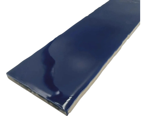 Einzelne, glänzende, längliche Fliese