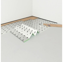 Szene mit Dämmunterlage, Laminat, Sockelleiste, Klebeband, Bleistift und Laminatschneider.